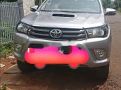 Bán xe Toyota Hilux 2016, màu bạc. Giá 570tr