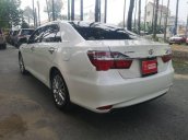 Bán ô tô Toyota Camry sản xuất 2018, màu trắng còn mới