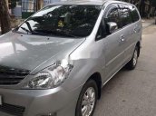 Cần bán lại xe Toyota Innova đời 2010, màu bạc xe gia đình, còn nguyên bản