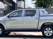 Cần bán lại xe Toyota Hilux MT sản xuất năm 2016, màu bạc còn mới, giá tốt