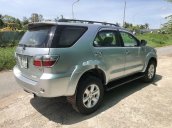 Cần bán gấp Toyota Fortuner đời 2009, màu bạc xe gia đình