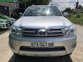 Cần bán gấp Toyota Fortuner đời 2009, màu bạc xe gia đình