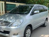 Cần bán lại xe Toyota Innova sản xuất 2011, màu bạc xe gia đình, xe nguyên bản