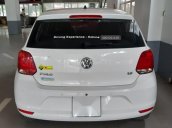 Bán xe Volkswagen Polo màu trắng, đăng kí 2017