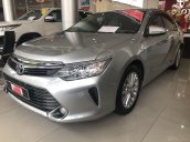 Cần bán gấp Toyota Camry năm sản xuất 2015, màu bạc