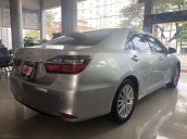 Cần bán gấp Toyota Camry năm sản xuất 2015, màu bạc