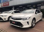 Cần bán Toyota Camry 2017, màu trắng, giá tốt