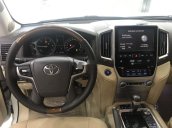 Cần bán xe Toyota Land Cruiser năm 2017, màu trắng còn mới