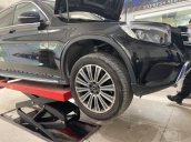 Bán xe Mercedes GLC 250 2019, màu đen nâu