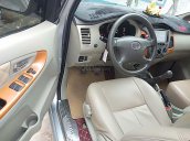 Cần bán gấp Toyota Innova đời 2011, màu bạc xe còn mới nguyên