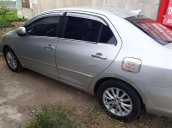 Cần bán lại xe Toyota Vios đời 2011, màu bạc