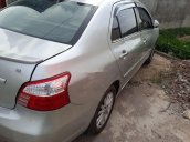 Cần bán lại xe Toyota Vios đời 2011, màu bạc