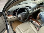 Cần bán Toyota Camry năm 2011, màu bạc xe nguyên bản