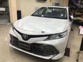 Bán Toyota Camry sản xuất năm 2019, màu trắng, xe nhập. Giao ngay