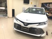 Bán Toyota Camry sản xuất năm 2019, màu trắng, xe nhập. Giao ngay