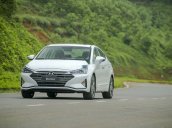 Bán Hyundai Elantra năm sản xuất 2019, màu trắng. Giao ngay