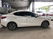 Bán Mazda 2 đời 2018, màu trắng còn mới