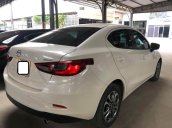 Bán Mazda 2 đời 2018, màu trắng còn mới