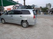 Cần bán xe Toyota Innova sản xuất 2011, màu bạc xe gia đình 