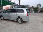 Cần bán xe Toyota Innova sản xuất 2011, màu bạc xe gia đình 