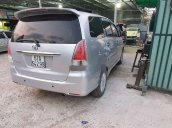 Cần bán xe Toyota Innova sản xuất 2011, màu bạc xe gia đình 