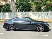 Bán xe Mercedes E300 AMG 2017, màu đen, chạy lướt