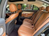 Bán xe Mercedes E300 AMG 2017, màu đen, chạy lướt