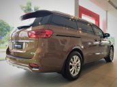 Bán xe Kia Sedona Premium đời 2019, màu nâu, giao xe nhanh