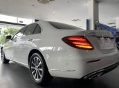 Mua xe trả góp lãi suất thấp với chiếc Mercedes-Benz E200, đời 2019, có sẵn xe, giao nhanh