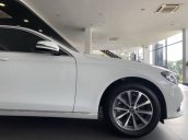 Mua xe trả góp lãi suất thấp với chiếc Mercedes-Benz E200, đời 2019, có sẵn xe, giao nhanh