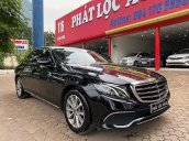 Cần bán gấp Mercedes E200 đời 2018, màu đen xe  còn mới lắm