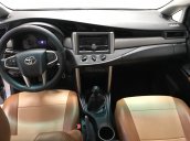 Bán Toyota Innova 2.0E màu bạc số sàn sản xuất cuối 2016 mẫu mới biển SG