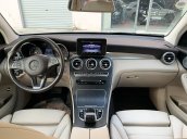 Chính chủ gửi bán xe Mercedes GLC 300 model 2019 màu đen, giá cực rẻ