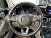 Chính chủ gửi bán xe Mercedes GLC 300 model 2019 màu đen, giá cực rẻ