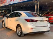 Cần bán lại xe Mazda 3 1.5 AT năm sản xuất 2017, màu trắng xe còn mới lắm