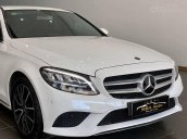 MBA Auto - bán xe Mercedes C200 trắng/đen, đời 2019 siêu lướt - trả trước 380 triệu nhận xe ngay