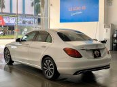 MBA Auto - bán xe Mercedes C200 trắng/đen, đời 2019 siêu lướt - trả trước 380 triệu nhận xe ngay