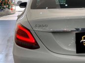 MBA Auto - bán xe Mercedes C200 trắng/đen, đời 2019 siêu lướt - trả trước 380 triệu nhận xe ngay