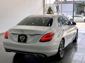 MBA Auto - bán xe Mercedes C200 trắng/đen, đời 2019 siêu lướt - trả trước 380 triệu nhận xe ngay