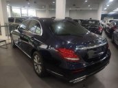 Bán Mercedes E200 2019, màu xanh lam mới 99%