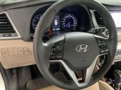 Cần bán gấp Hyundai Tucson 2.0AT đời 2017, màu bạc như mới, giá tốt