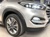 Cần bán gấp Hyundai Tucson 2.0AT đời 2017, màu bạc như mới, giá tốt