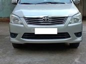 Cần bán Toyota Innova sản xuất 2012, màu bạc