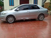 Cần bán lại xe Toyota Vios MT năm 2011, màu bạc xe gia đình