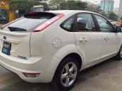 Bán Ford Focus 1.8 AT sản xuất 2012, màu trắng, chính chủ, giá tốt