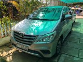 Bán xe Toyota Innova E 2015, màu bạc xe gia đình