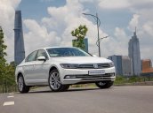 (VW Sài Gòn) xe Passat bản cao cấp màu trắng, hỗ trợ trước bạ 148 triệu + giao xe ngay