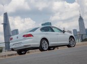 (VW Sài Gòn) xe Passat bản cao cấp màu trắng, hỗ trợ trước bạ 148 triệu + giao xe ngay