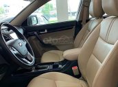 Cần bán gấp Kia Sorento đời 2017, màu trắng