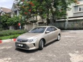 Cần bán Toyota Camry năm 2015, màu vàng